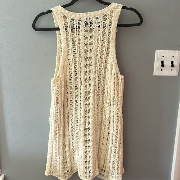 American Eagle Outfitters woman’s knit top. With two slits on the sides. - Picture 2 of 5